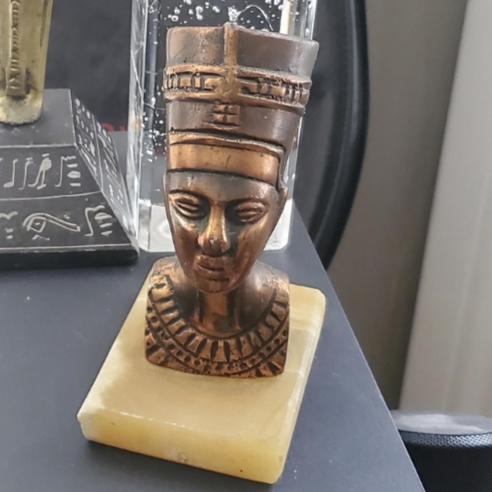 Egyptian statue Nefertiti